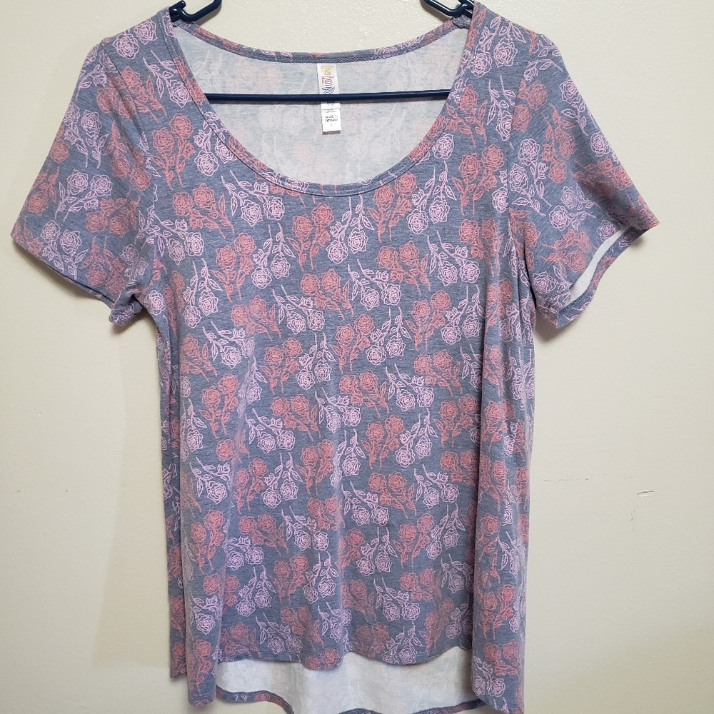 EUC LuLaRoe Classic Tee size small